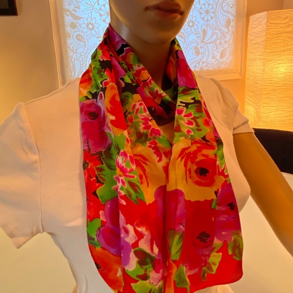 Vintage Liz Claibourne Bright Roses and Daisies Scarf - Picture 4 of 5